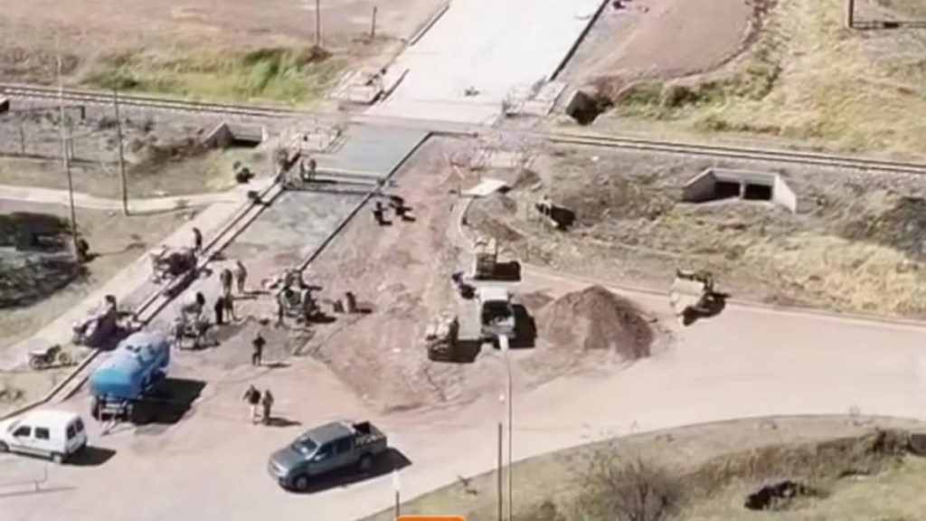 Avanzan las obras de pavimento de hormigón en las calles de Lajitas