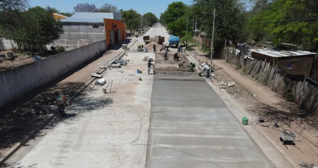 En Las Lajitas avanza la pavimentación con hormigón en calle Alberdi