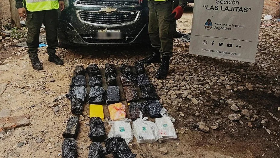 Gendarmería secuestra un vehículo con 29 kg de cocaína en Las Lajitas: hay detenidos