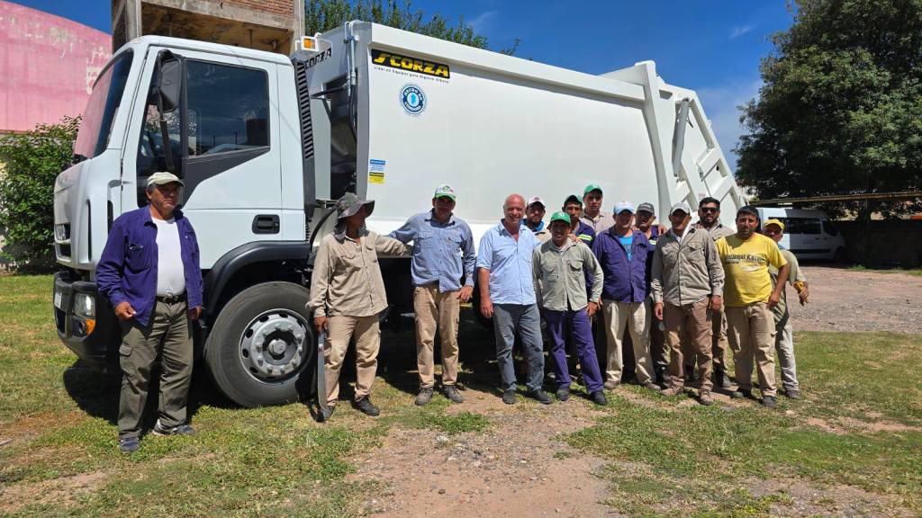 El nuevo camión compactador comienza a operar en Las Lajitas
