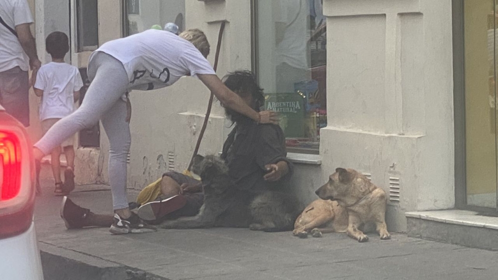 Gran gesto de una salteña: lo vio descalzo, le compró zapatillas y lo hizo emocionar