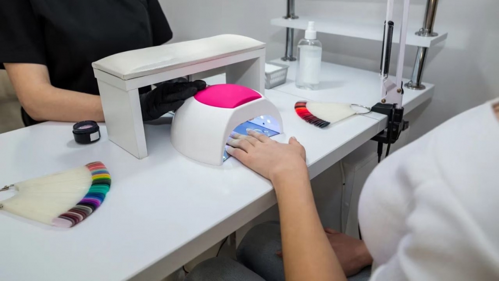 Advierten sobre el impacto de las máquinas para secar el esmalte de las uñas en la salud