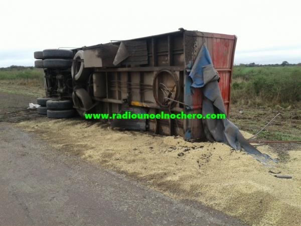 Volcó un camión con soja a la altura de Pozo Borrado