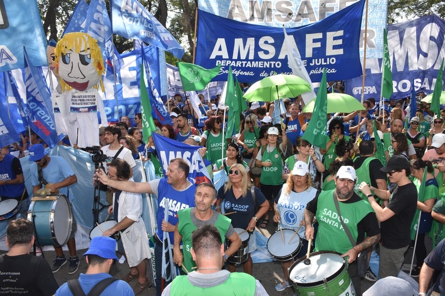 Docentes se movilizaron y sostienen el paro, con adhesión total en escuelas públicas de Santa Fe