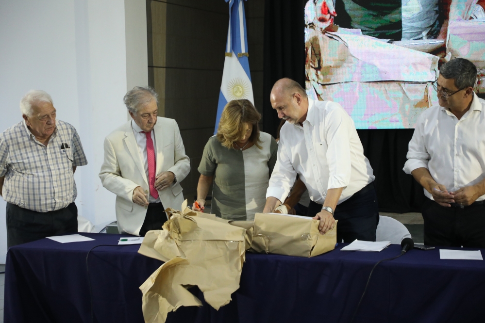 Apertura de sobres con las ofertas económicas para el acueducto Tostado - Villa Minetti
