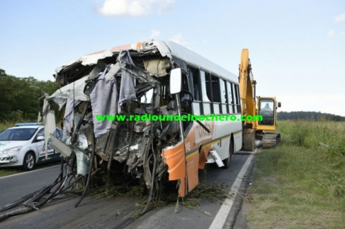 Doce muertos y seis heridos graves en el choque entre dos micros en la ruta 33