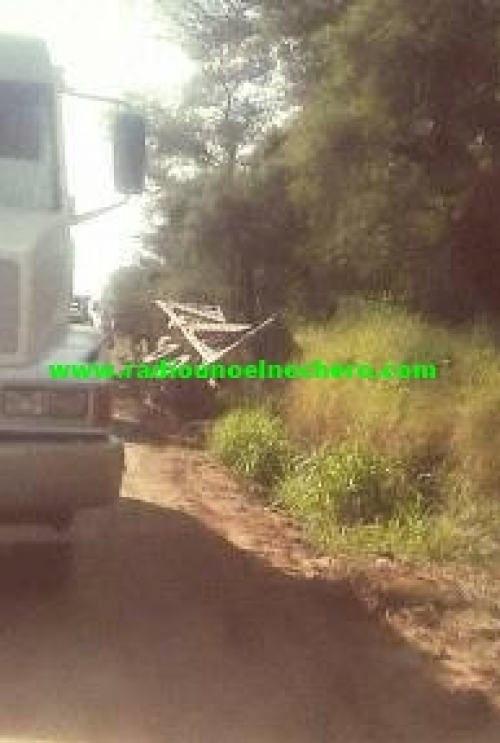 El Nochero: Volcó el acoplado del camión con trigo