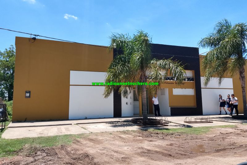 El Nochero: Ingresaron a la escuela secundaria tras romper una abertura