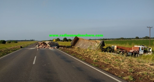 Volcó un camión en la ruta 95 a la altura de Santa Margarita
