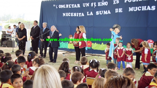 Villa Minetti: El Gobernador inauguró la Escuela Especial y visitó el polideportivo del Jardín de Infantes