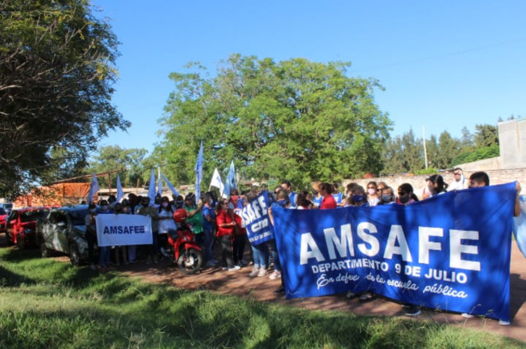 Movilización docente en distintos puntos de la provincia a la espera de una nueva convocatoria