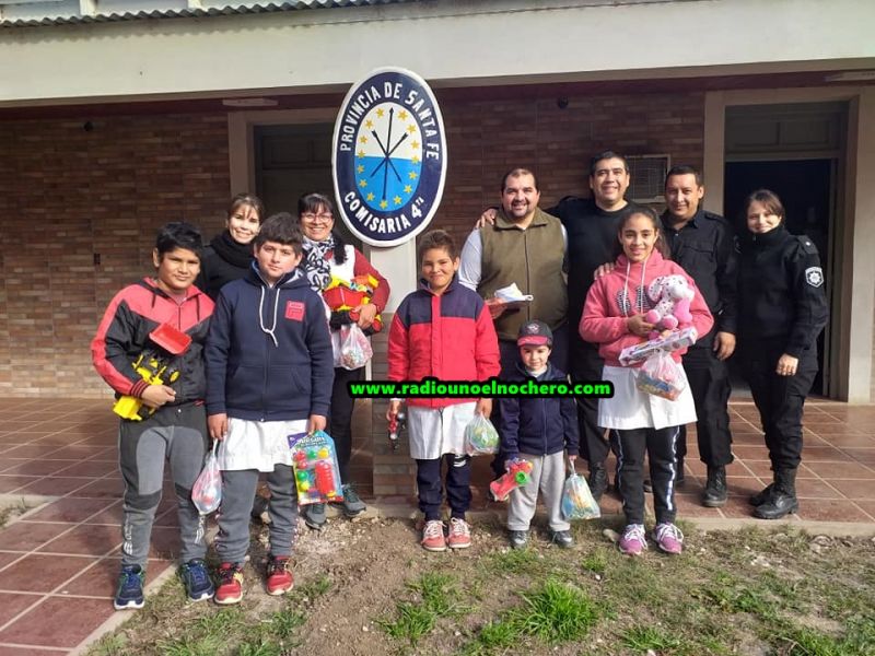 La policía de Santa Margarita repartió juguetes por el "Día del Niño"
