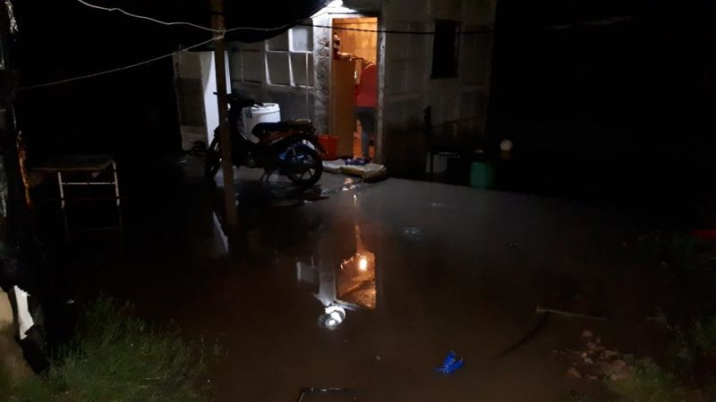 Villa Minetti: Dos familias evacuadas por la lluvia
