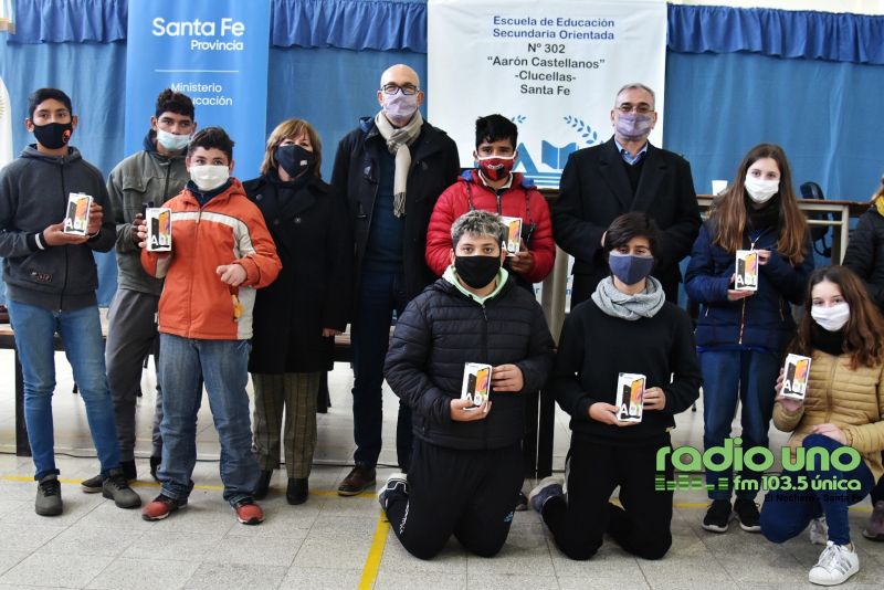 La provincia inició la entrega de celulares para alumnos de escuelas rurales