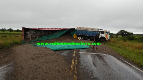 Santa Margarita: Volcó un camión cargado con girasol
