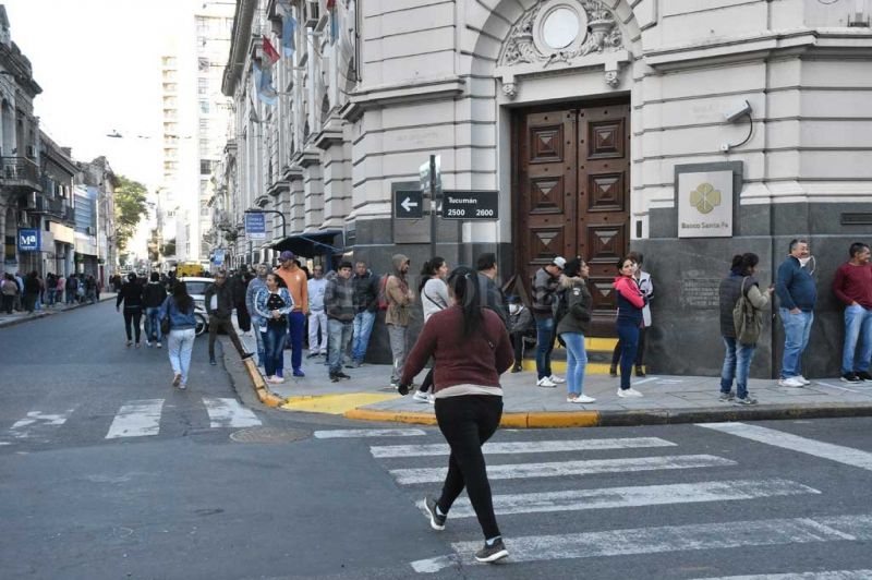 Coronavirus: Los bancos abrirán sábado y domingo para jubilaciones y AUH