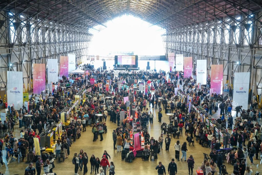 Pullaro destacó “la iniciativa e innovación de alumnos y docentes” en la Feria de Comunidades de Aprendizajes