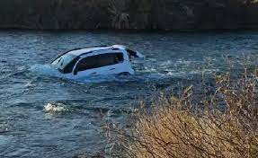 Hizo una mala maniobra y lo arrastró el río Yatasto en Metán