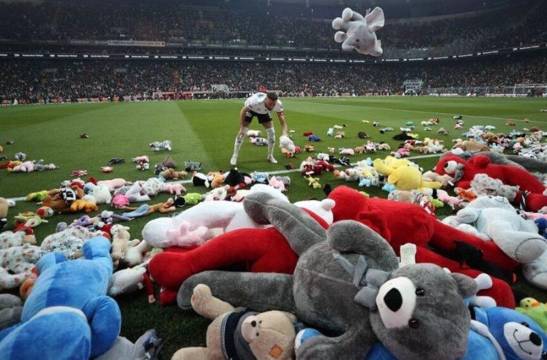 El fenómeno de la "lluvia de peluches", ¿llega al fútbol de Salta?