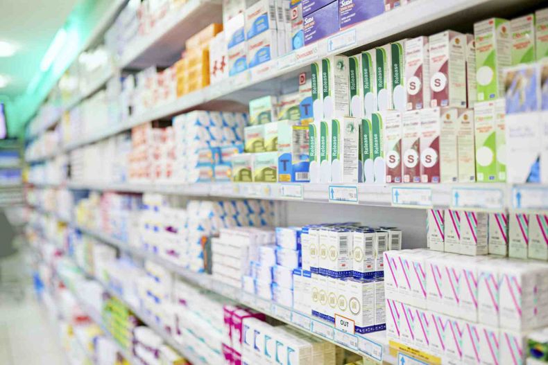 Farmacéuticos advierten por los peligros del DNU de Javier Milei para la salud