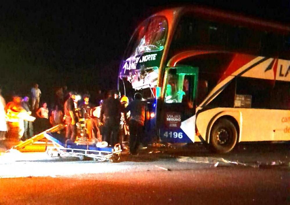 Violento choque entre un colectivo y un camión causa la muerte del chofer
