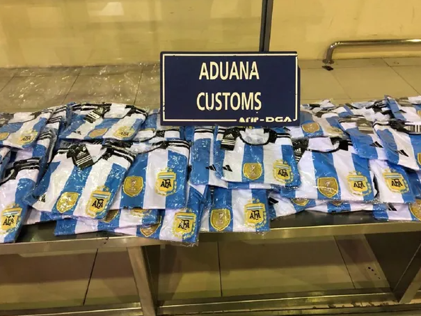 Aduana secuestró camisetas de la Selección Argentina con las tres estrellas