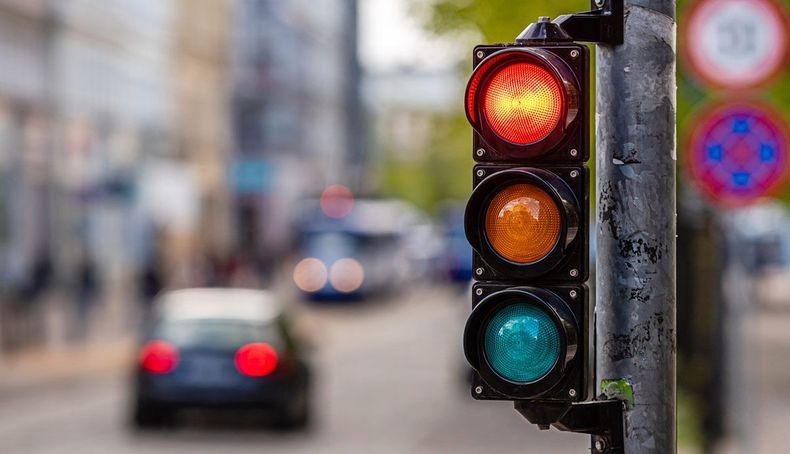 Impulsan la creación de un semáforo con luz blanca: que indicaría y dónde se implementará