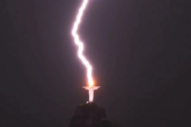 Un rayo impactó en la cabeza del Cristo Redentor y una foto captó el momento just