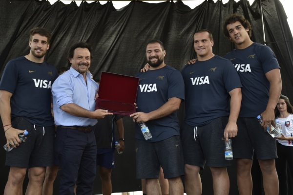 Saénz compartió la tarde con los chicos de los merenderos y Los Pumas