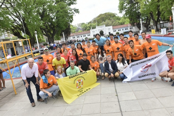 Desde la pileta de plaza Alvarado Sáenz habilitó los natatorios municipales de Salta