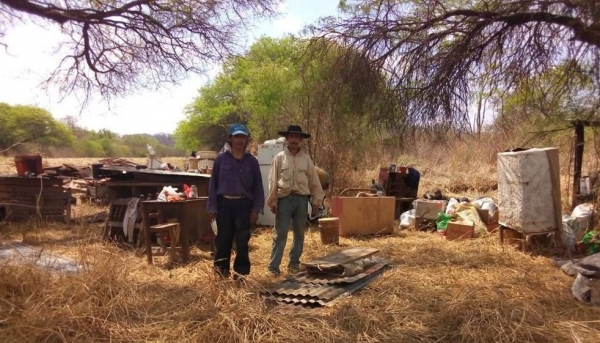Campesinos desalojados resisten a la vera de la ruta 5