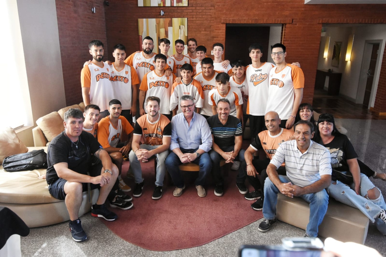 El intendente Claudio Larraza participó de la presentación de Petrolero Argentino para la Liga Federal 2024