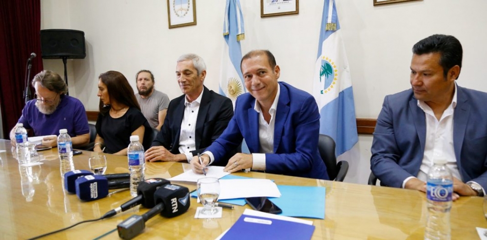 Gutiérrez firmó acuerdo salarial con ATEN y las clases comenzarán en marzo.