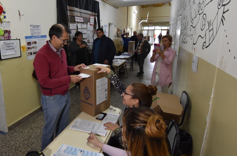 El Intendente Psic. Soc. Gustavo Suarez emitió su voto a las 09:00 en la escuela Nª 159.