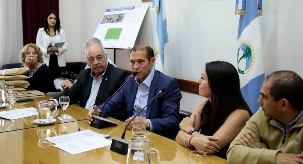 Gutiérrez asistió a la licitación de la primera cancha de hockey con base de agua