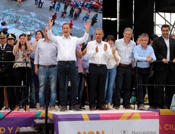 Gutiérrez participó del desfile conmemorativo del 114° aniversario de Neuquén