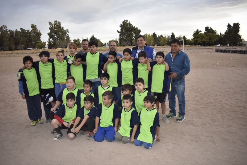 ENTREGA DE INDUMENTARIA DEPORTIVA EQUIPO DE FÚTBOL "DEFENSORES DE CENTRAL" Bº CENTRAL DE PLAZA HUINCUL: