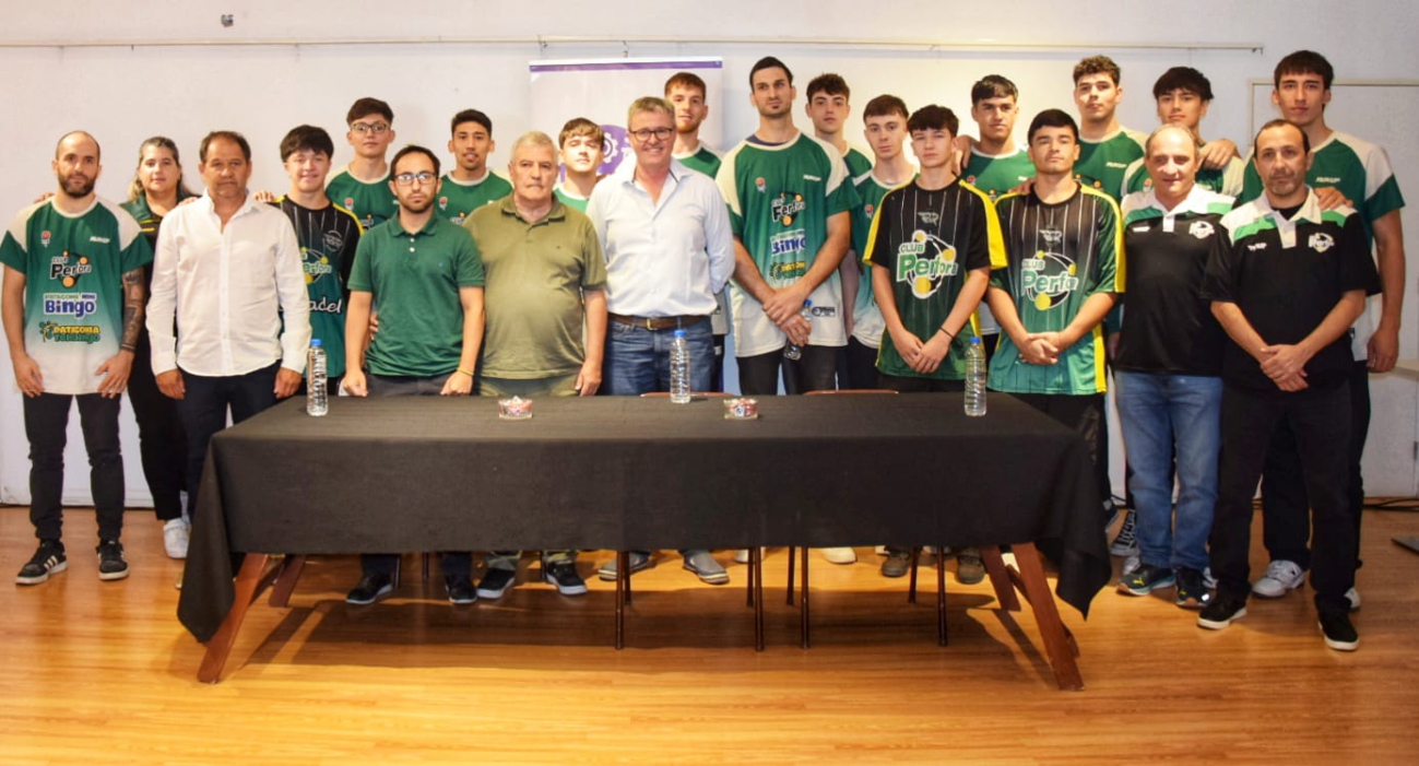 El intendente Claudio Larraza participó de la presentación de Pérfora para la Liga Federal de Basquetbol 2024