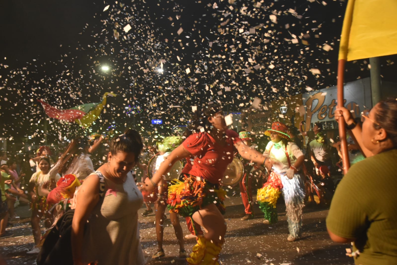 Una multitud celebró el Carnaval 2024 en Plaza Huincul