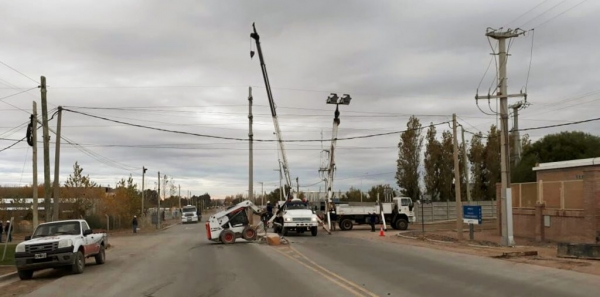 Retiraron columna de media tensión en Autovía Norte y la Ruta Provincial 7