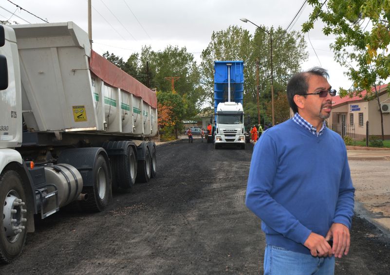 SECRETARIO DE GOBIERNO PSIC. SOCIAL GUSTAVO SUAREZ VISITO OBRA DE ASFALTO DE LA CALLE CARMEN FUNES DEL B° CENTRAL