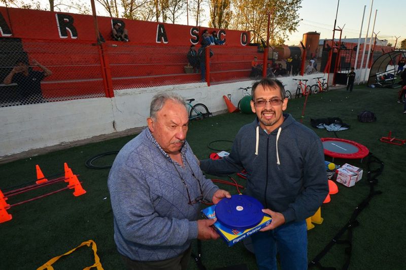 ENTREGA DE MATERIALES DEPORTIVOS PARA EQUIPAR EL GIMNASIO DEL CLUB PETROLERO ARGENTINOS