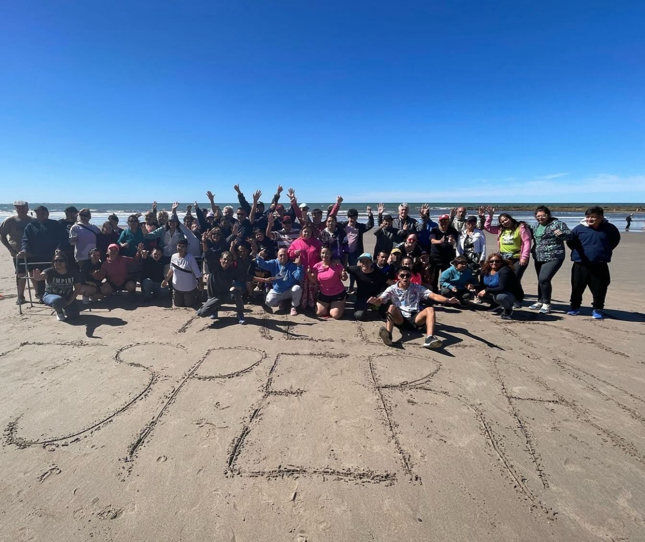 EL TALLER ESPERANZA JUNTO AL INTENDENTE RAMON RIOSECO EN LAS GRUTAS 🏖️