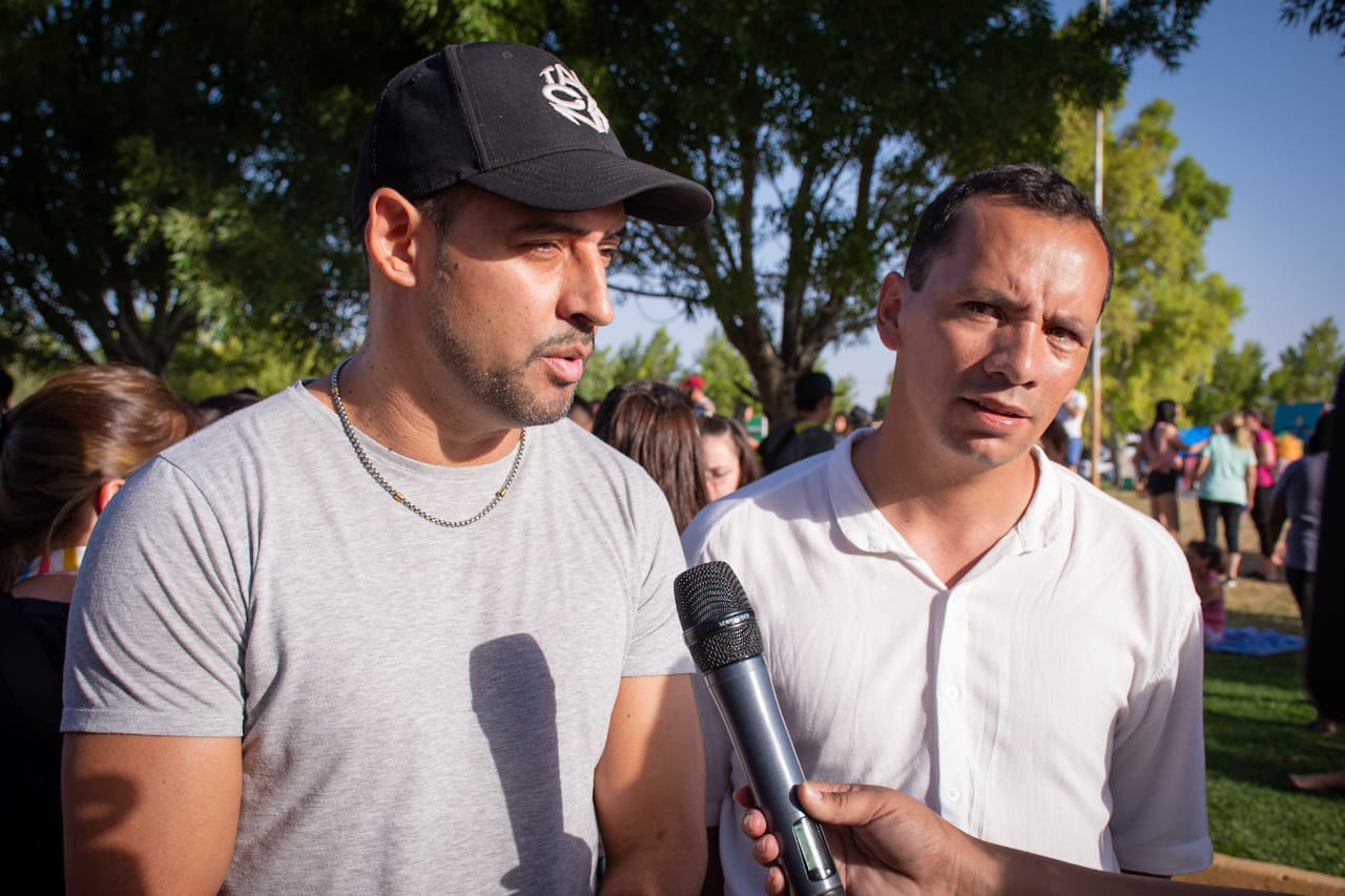 LA FIESTA DE LA ESPUMA COPÓ EL PARQUE DE LA CIUDAD