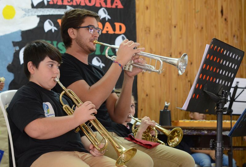 PRESENTACIÓN BANDA SINFÓNICA MUNICIPAL EN ESCUELA Nº 22 DE PLAZA HUINCUL: