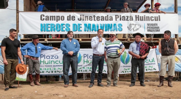 Gutiérrez participó de la fiesta gaucha de Plaza Huincul