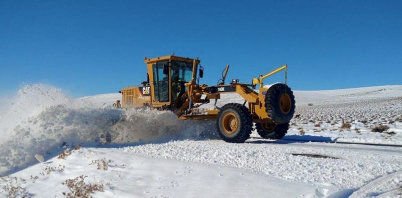 Equipos viales trabajan para despejar varias rutas en la Provincia