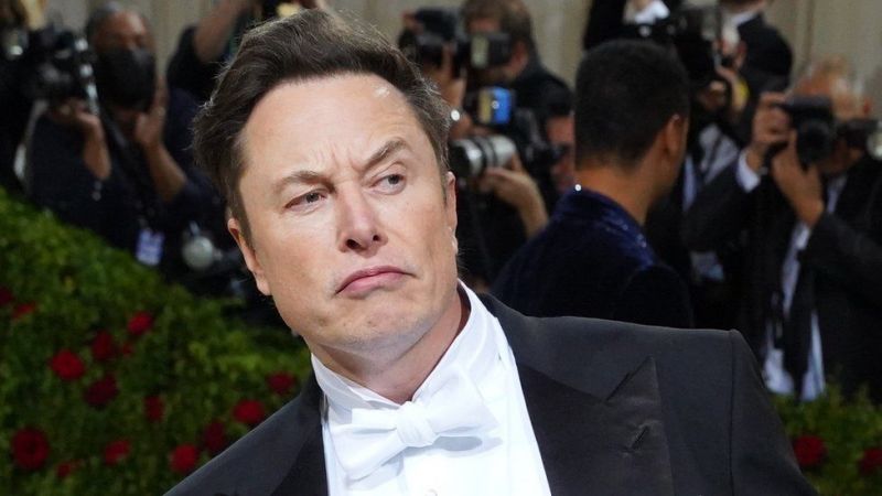 Musk le baja el precio a Twitter