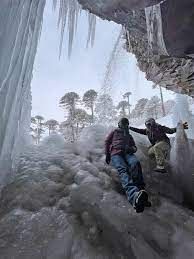 Caviahue: caminaron hasta una cascada congelada y llegaron a «la cueva de la era del hielo»
