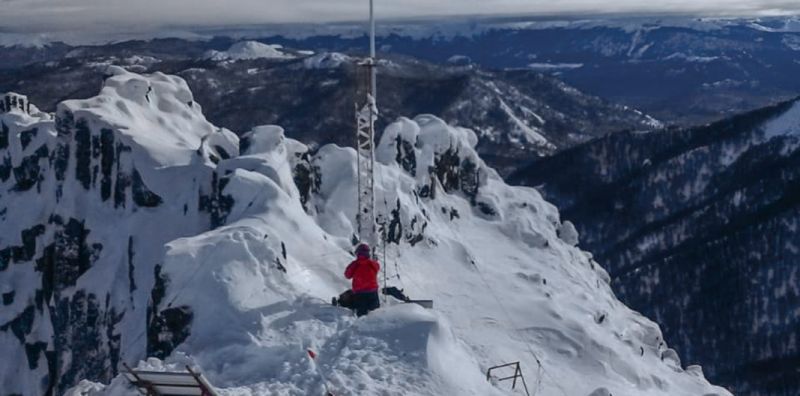 Con apoyo del helicóptero provincial, le hicieron mantenimiento a una antena en la cordillera